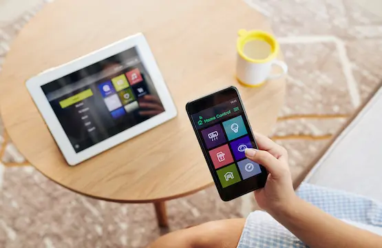 Ein Tablet & Handy das eine Smart-Home Anlage steuert