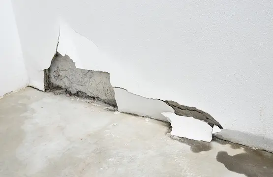 Wand durch Wasserlecks beschädigt